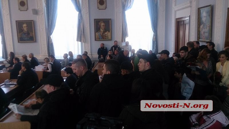В горсовете Николаева произошли столкновения между полицией и активистами