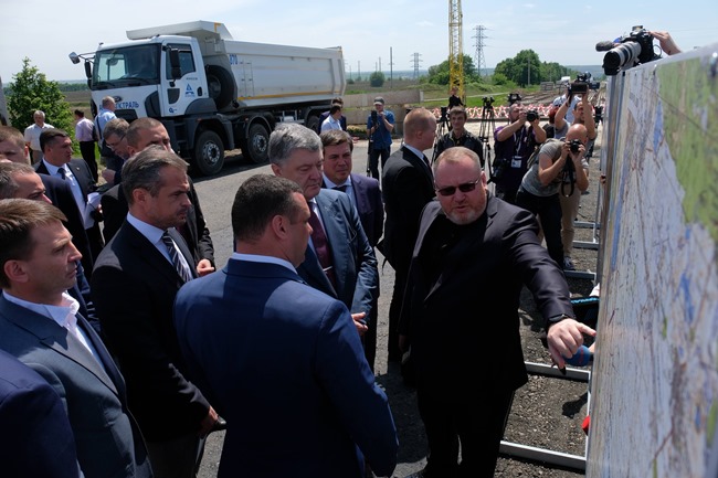Порошенко: масштабный ремонт дорог в Днепропетровской области стал возможным благодаря децентрализации