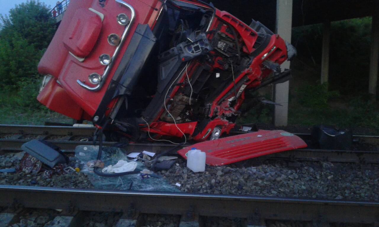 У Дніпропетровській області фура впала з моста на залізничні колії