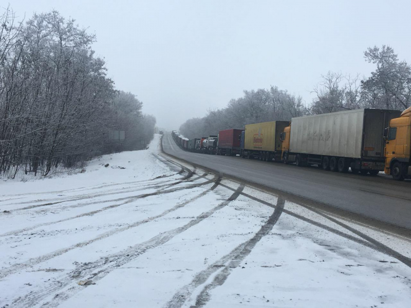 На кордоні з Росією застрягли близько 100 вантажівок