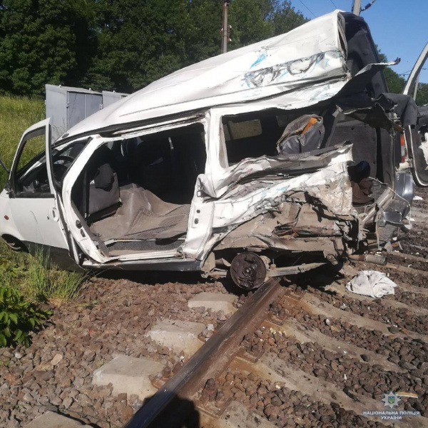 Полиция открыла дело по факту столкновения микроавтобуса с поездом в Одесской области