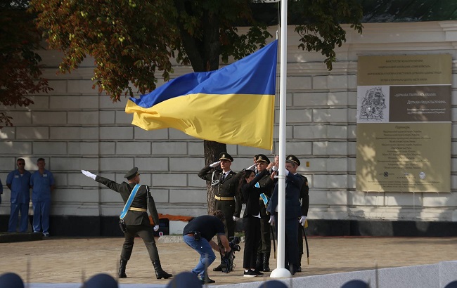 Более 90% украинцев гордятся национальной символикой, - Порошенко