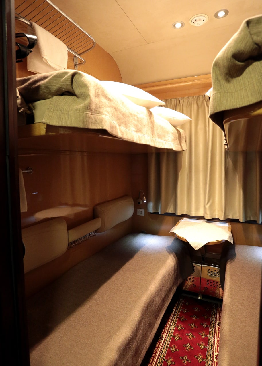 Кухня, спальня и душ: фото самых роскошных вагонов Укрзализныци