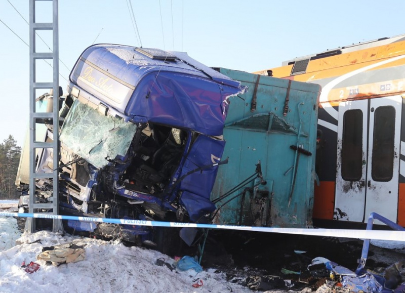 В Эстонии поезд врезался в грузовик, пострадали 9 человек