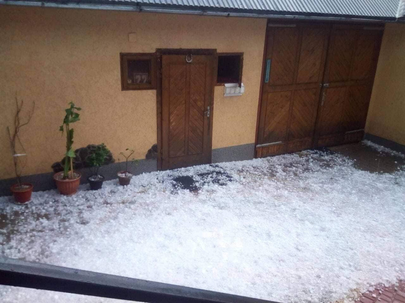 На Закарпатье ураган повредил крыши на сотнях зданий