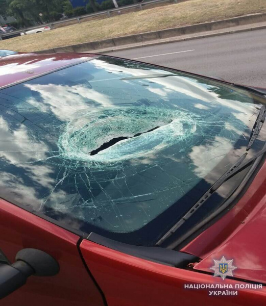В Киеве полиция расследует травмирование водителя из-за упавшего на автомобиль кирпича