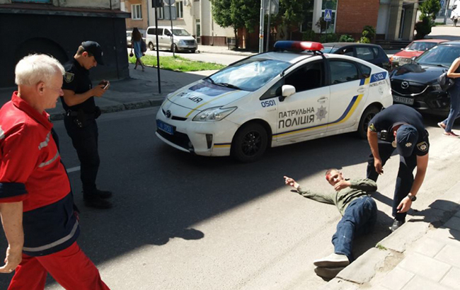 Во Львове патрульные совершили наезд на пешехода