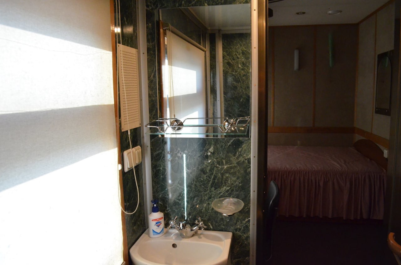 Кухня, спальня и душ: фото самых роскошных вагонов Укрзализныци