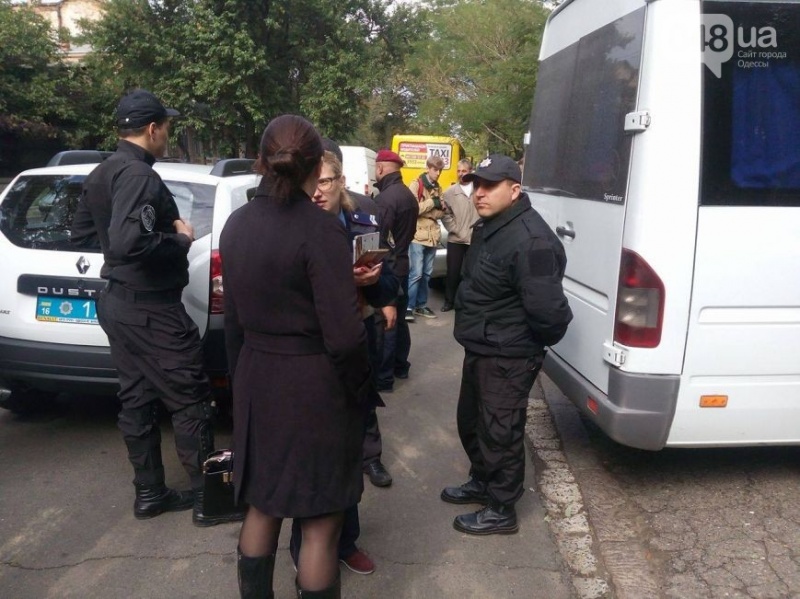 В центре Одессы военные перекрыли дорогу в знак протеста