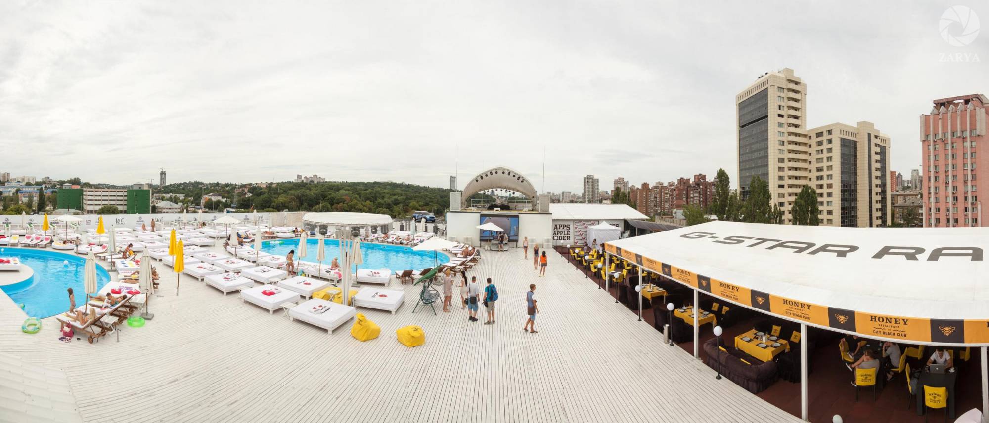 City Beach Club в ТРЦ Оушен Плаза для любителей пляжного отдыха