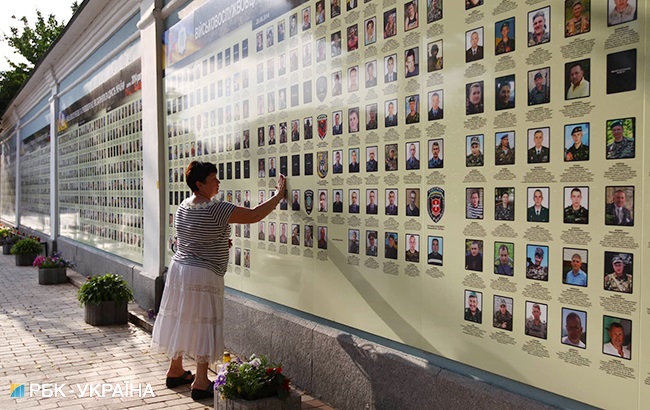 В Киеве проходит акция памяти жертв катастрофы самолета ИЛ-76, сбитого боевиками