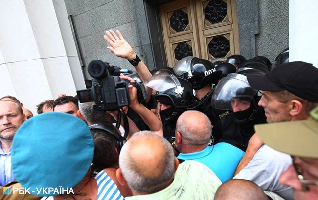 Столкновения под Радой: в полиции заявили о 3 пострадавших правоохранителях