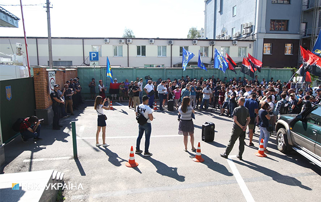 В Киеве представители правых организаций пикетируют патрульную полицию