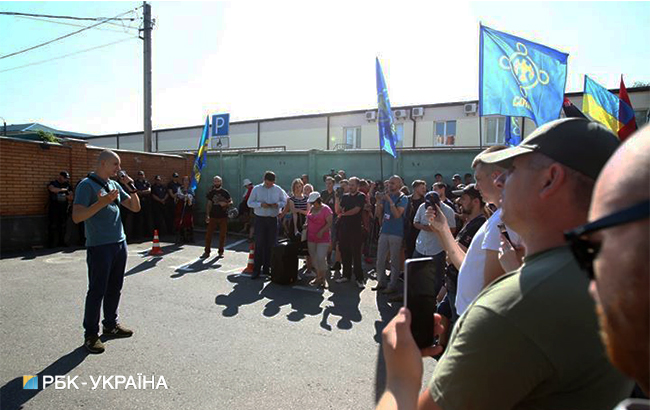 В Киеве представители правых организаций пикетируют патрульную полицию