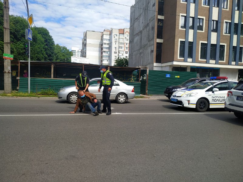 В Черкассах мужчина упал на проезжую часть: машины его просто объезжали, никто не помогал