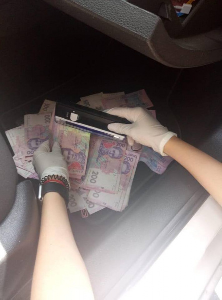 Правоохранители задержали на взятке начальника отдела Гоструда в Полтавской области