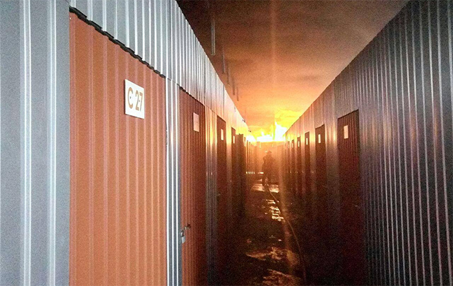 В Киеве горело складское помещение