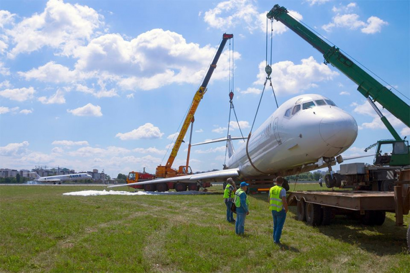 Самолет авиакомпании Bravo, который выкатился за взлетную полосу, утилизируют