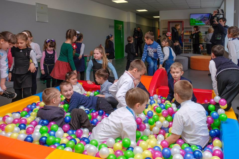 Голик показал образцовую школу в Днепропетровской области