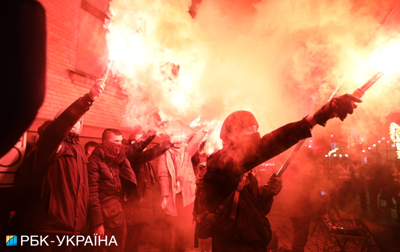 У центрі Києва "вогненний" мітинг: що відбувається