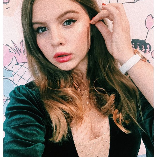 Леді в чорному: Ольга Фреймут підкорила стильним виходом зі старшою донькою в Лондоні