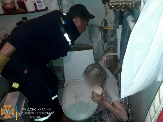В Днепре женщина стала "заложницей" в туалете: на помощь пришли спасатели