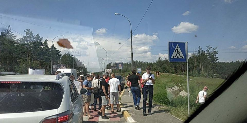 В Ирпене обманутые инвесторы перекрыли въезд в город