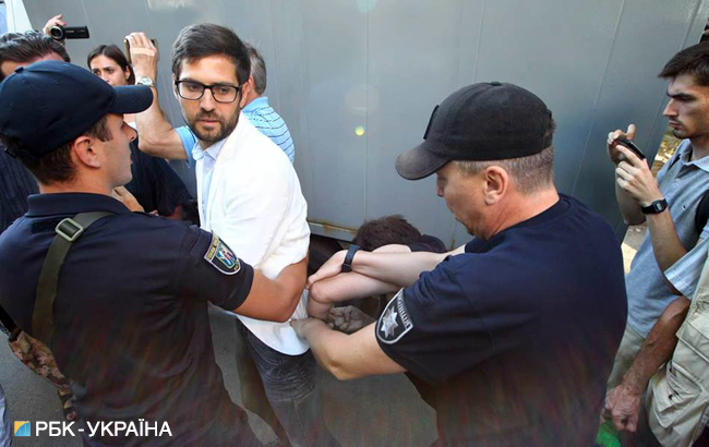 Возле Лукьяновского СИЗО произошла потасовка с участием спикера замглавы Минюста