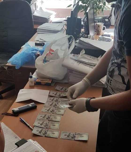 В Днепре задержали госисполнителя на взятке в 1500 долларов