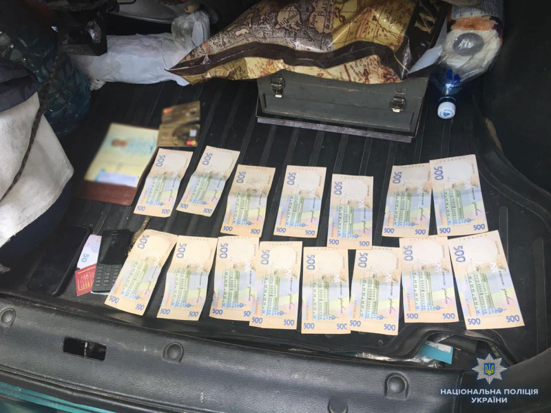 Столичная полиция задержала двух чиновников, которые наживались на госимуществе