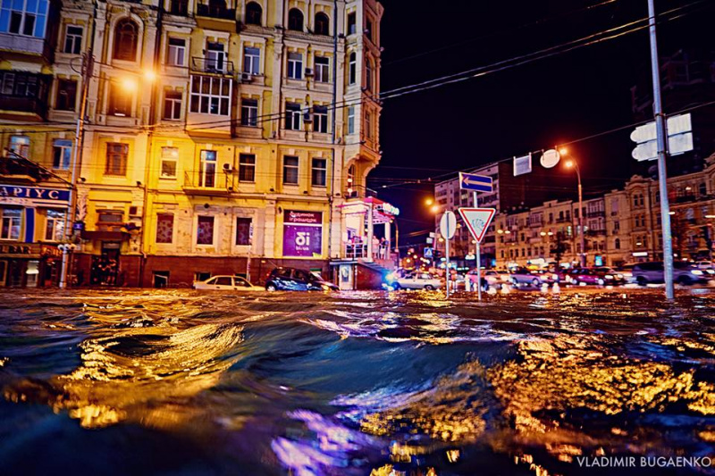 В Києві сильна злива затопила центр міста