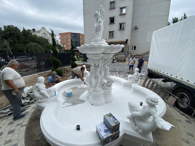 Чиновники "украсили" Херсон фонтаном в стиле "колхозное рококо": на него нельзя смотреть без слез