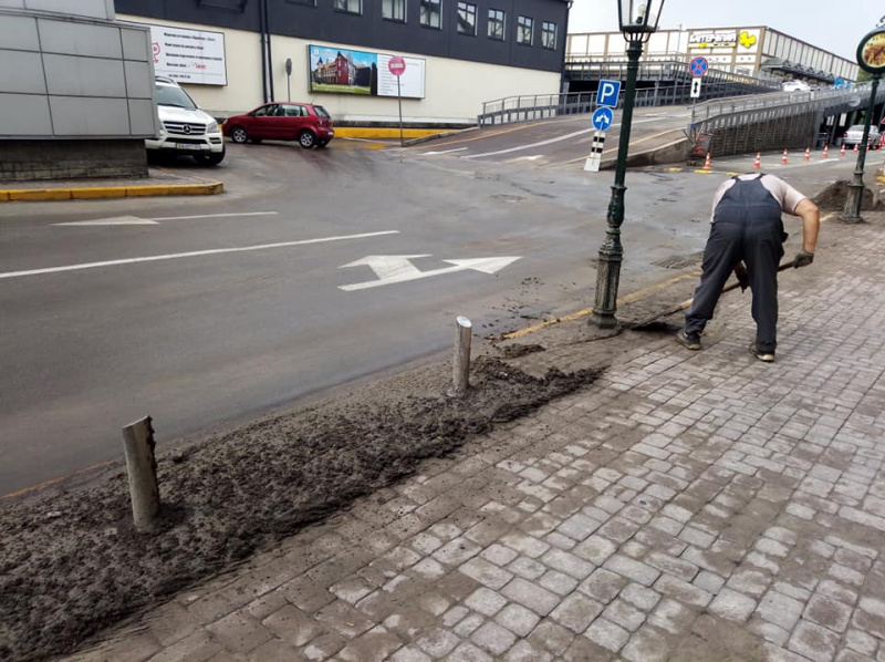 У Києві на вул. Антоновича через негоду провалився асфальт, рух перекрито
