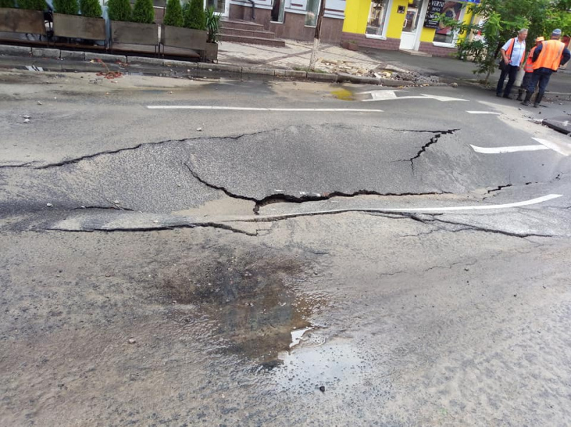 У Києві на вул. Антоновича через негоду провалився асфальт, рух перекрито