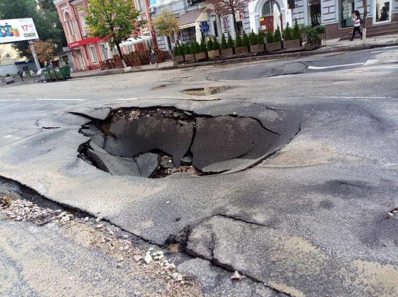 У Києві на вул. Антоновича через негоду провалився асфальт, рух перекрито