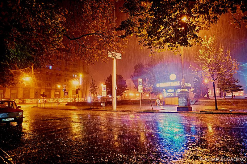 В Києві сильна злива затопила центр міста