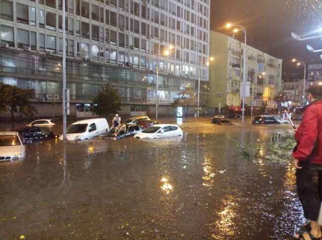 В Киеве сильный ливень затопил центр города
