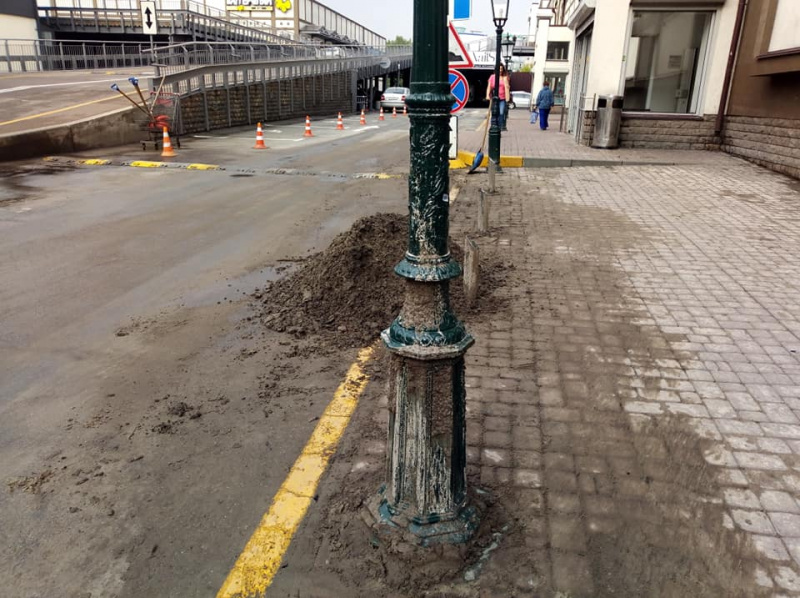 У Києві на вул. Антоновича через негоду провалився асфальт, рух перекрито