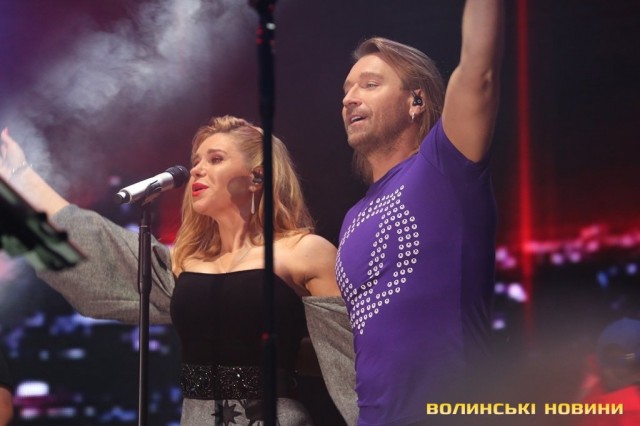 "Волчицы" задумались: Олег Винник вышел на сцену с "волшебным цветком" (фото)