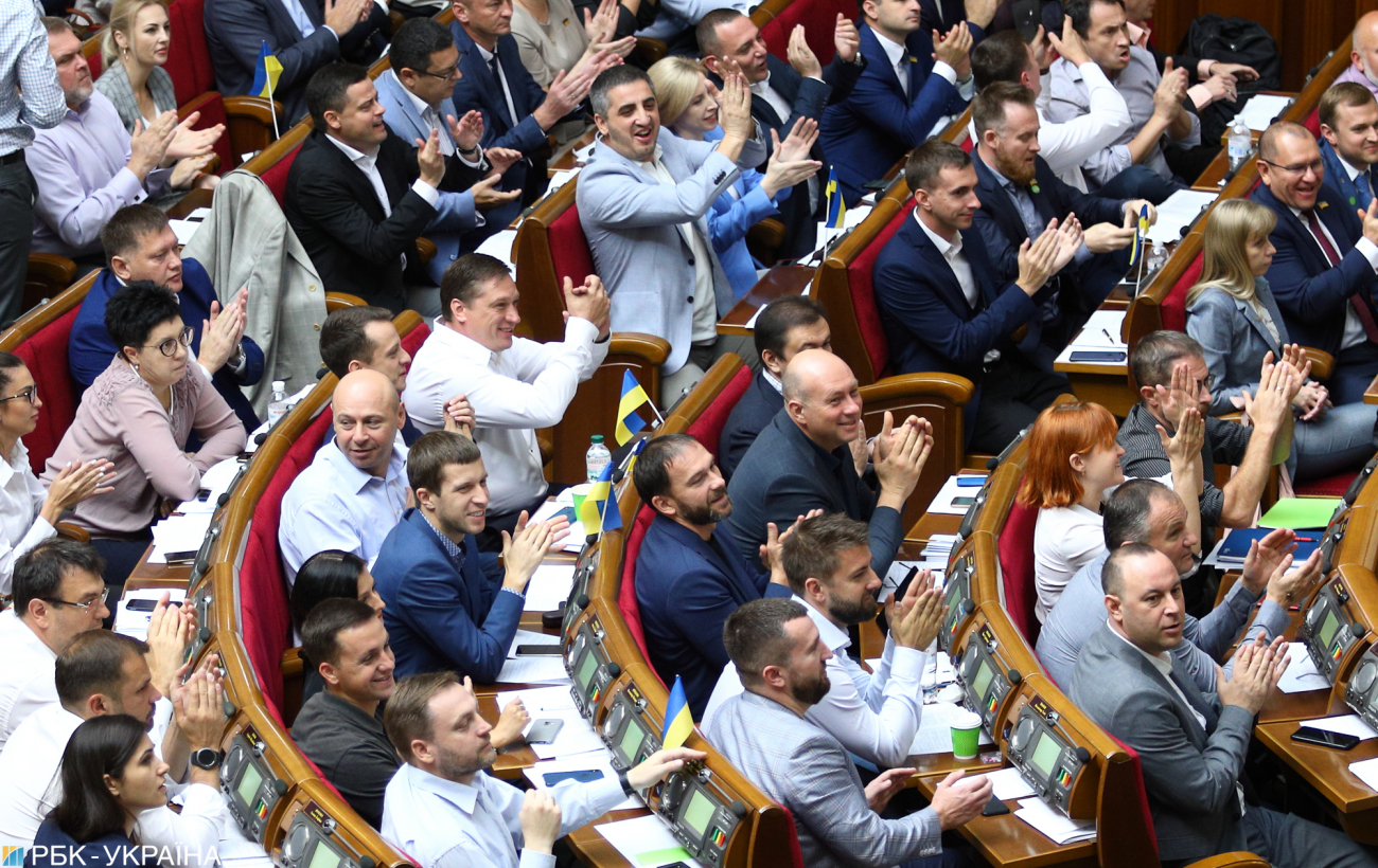 Бунтівна Феміда. Як Зеленський вирішив конституційну кризу і що чекає на КСУ