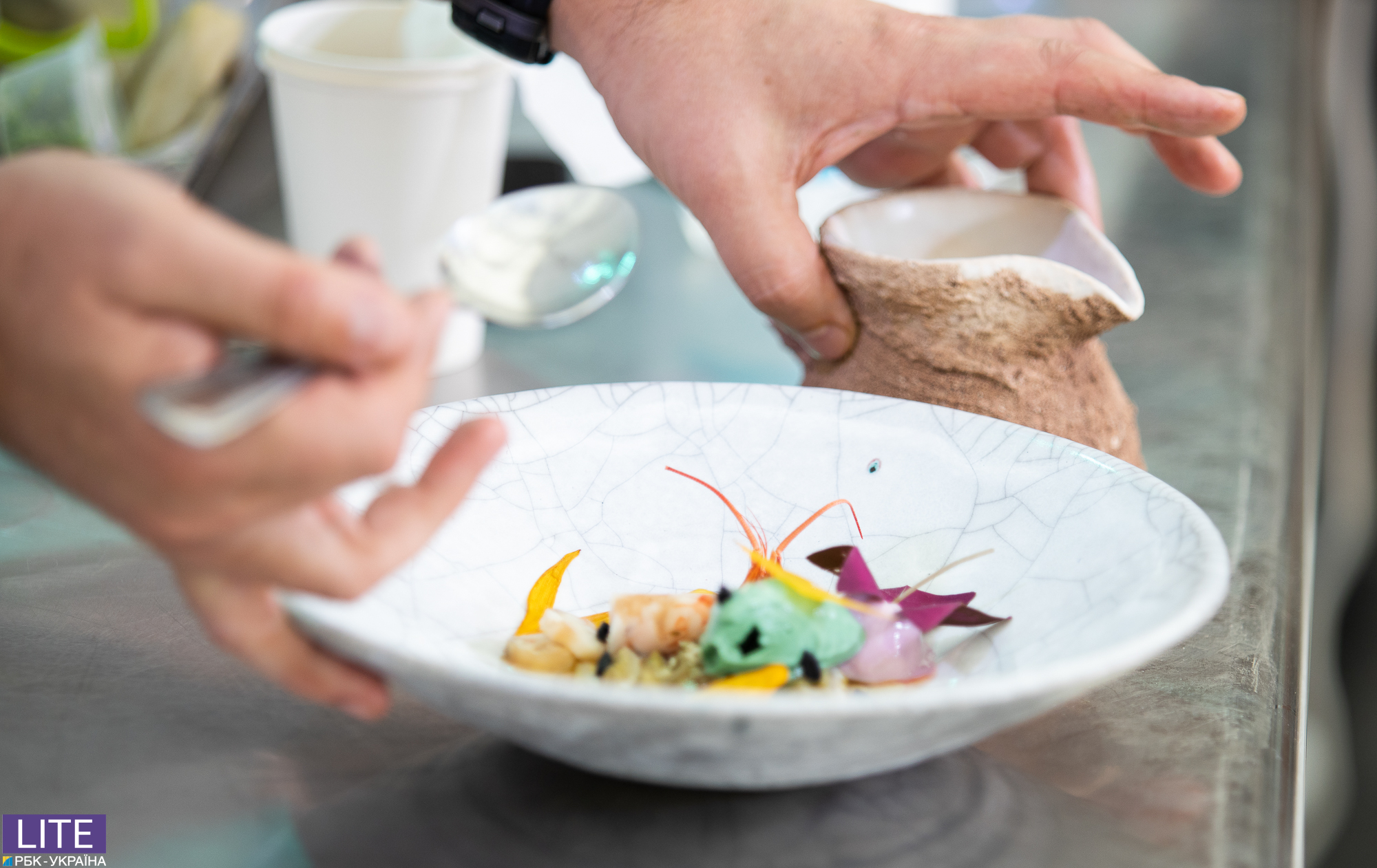 Карпаччо из подсолнуха и десерт из семечек: известный шеф-повар показал разнообразие украинской кухни