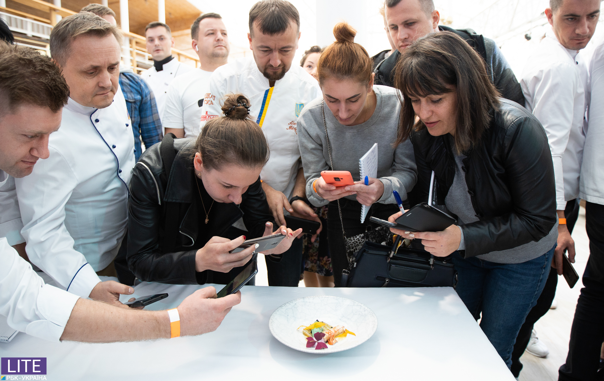 Карпаччо из подсолнуха и десерт из семечек: известный шеф-повар показал разнообразие украинской кухни
