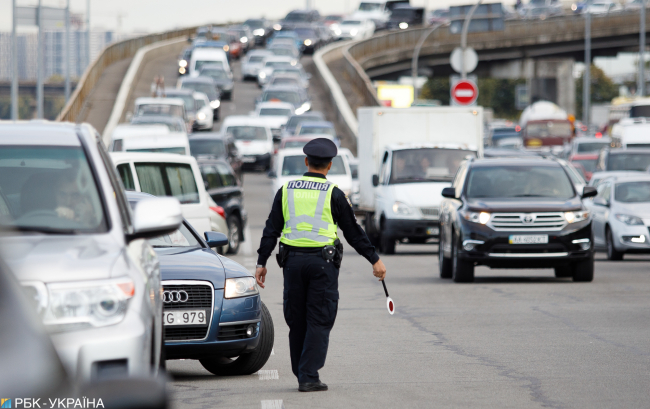 В центре Киева похитили ребенка: его положили в багажник авто