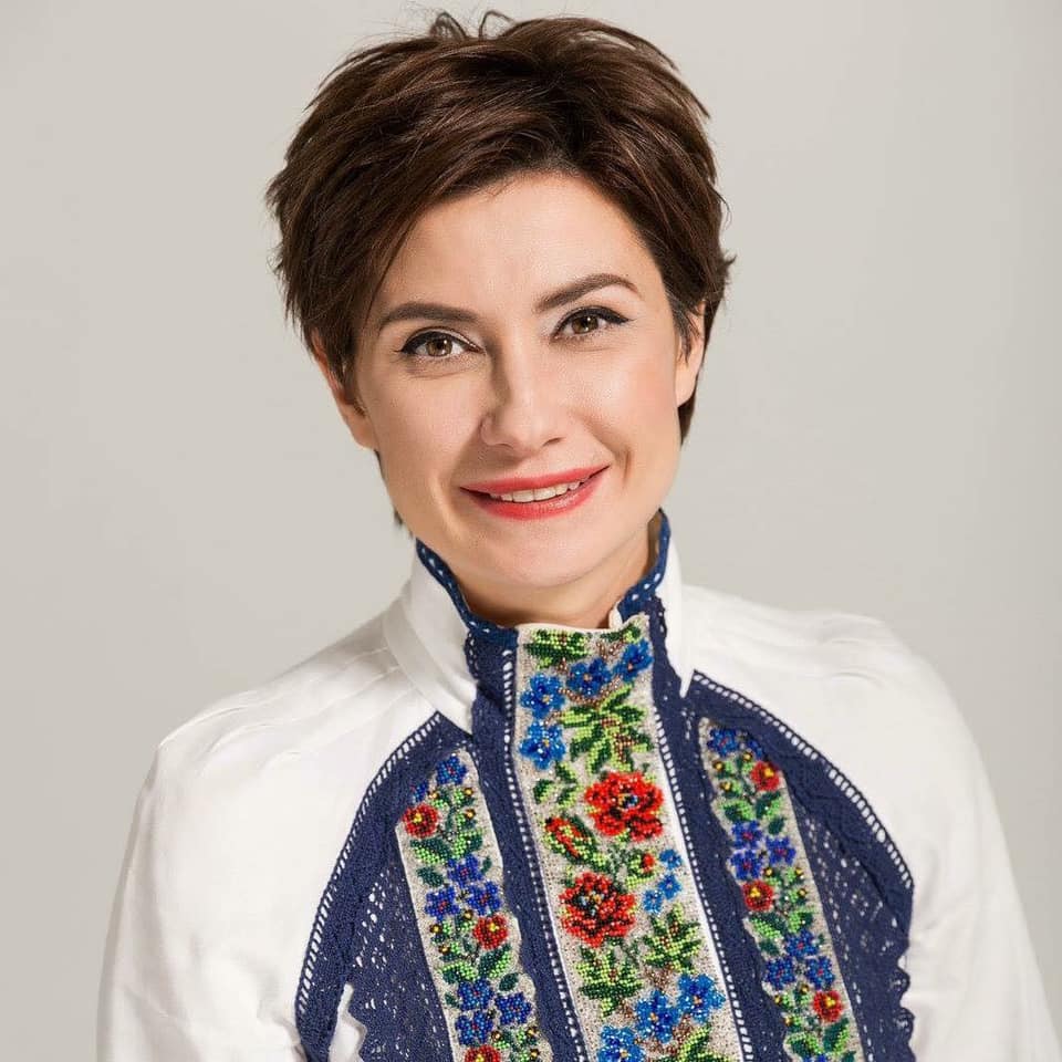 Вышитая традиция: известные украинцы оделись в вышиванки (фото, видео)