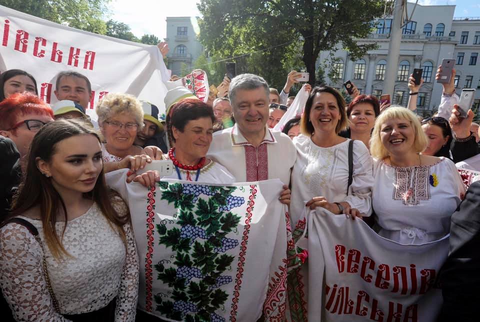 Вышитая традиция: известные украинцы оделись в вышиванки (фото, видео)