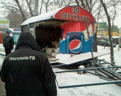 В Киеве фура снесла остановку, есть пострадавшие