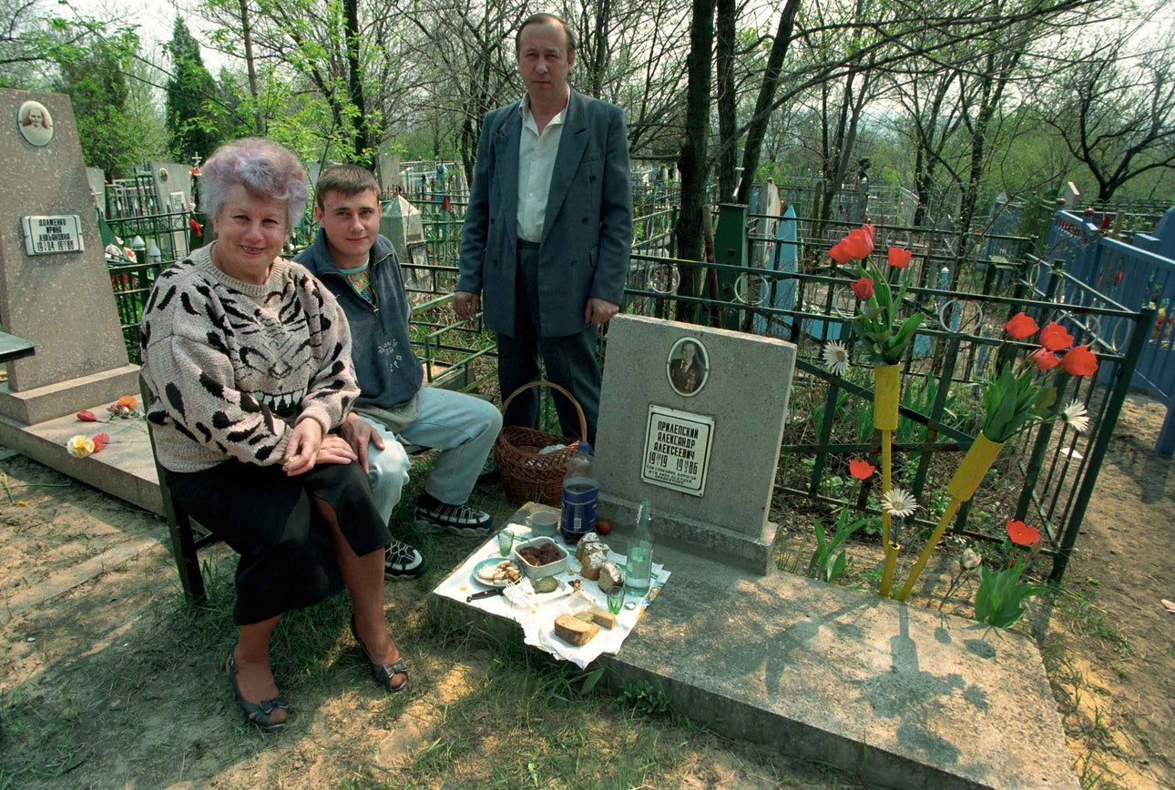 Луганчанин раскрыл особенности поминальных дней на Донбассе: "так было принято у нас" (фото)