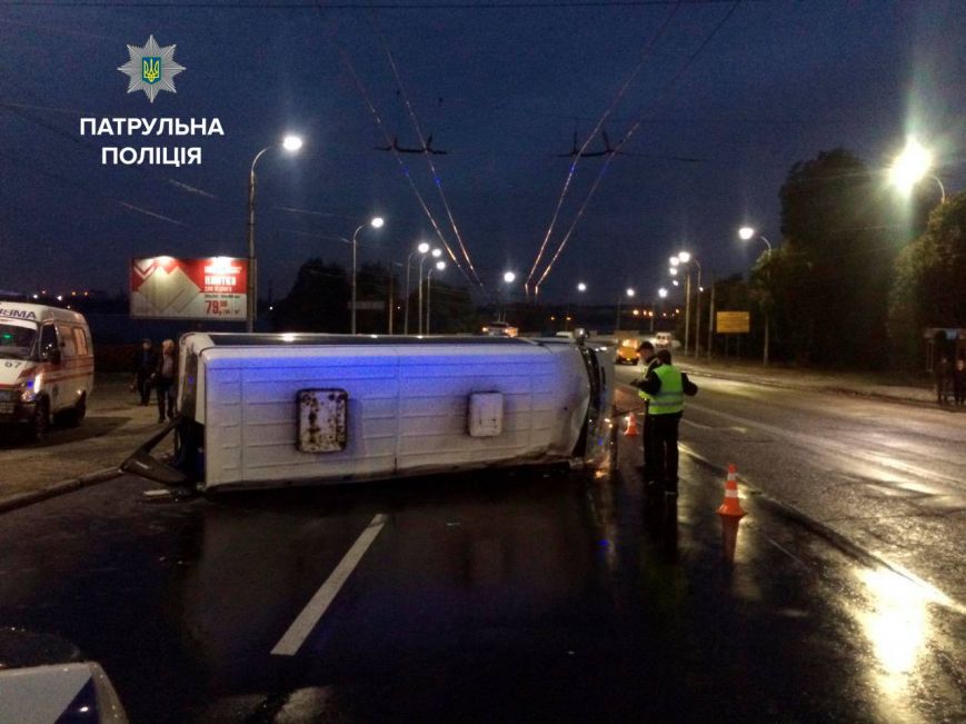 В Запорожье перевернулась маршрутка, есть пострадавшие