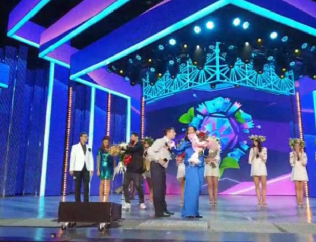 Лез целоваться: Ротару оттолкнула молодого поклонника прямо на сцене (видео)