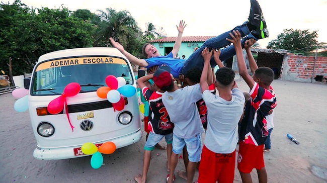 Дмитро Комаров подарував автобус футбольній команді: яскраві фото